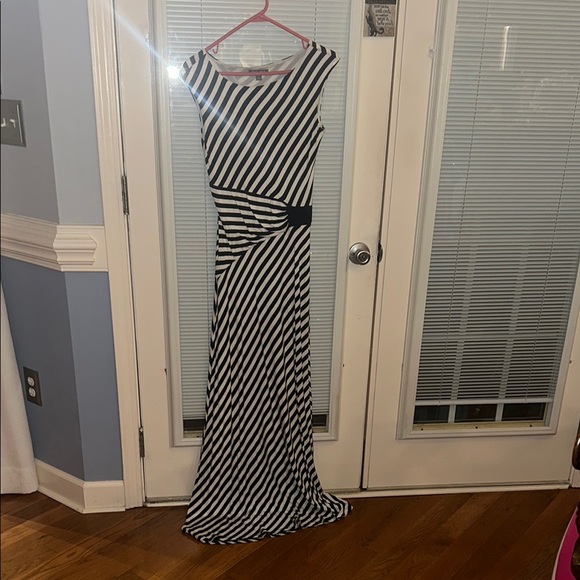 Roz & Ali Black and White Sheath Maxi Dress with Cap Sleeves - Picture 1 of 3